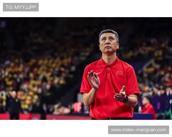 场边教练指挥瞬间捕捉,展现不同性格与风格