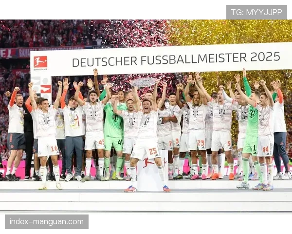 特写：欧冠主题曲响起时，老将穆勒闭眼沉浸的面部特写